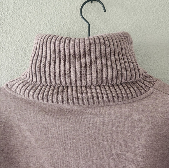 Varley Mauve Turtleneck Sweatshirt - Picture 7 of 16